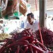 Ilustrasi : Bupati Nunukan, Irwan Sabri saat memantau stok dan harga komoditi pasar jelang Nataru. Dok.Prokopim Nunukan.