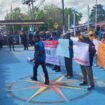 Para buruh Pelabuhan Internasional Tunon Taka, Nunukan, Kalimantan Utara, menggelar unjuk rasa damai di Kantor Syahbandar dan Otorita Pelabuhan (KSOP) Nunukan, Senin (8/12/2025).