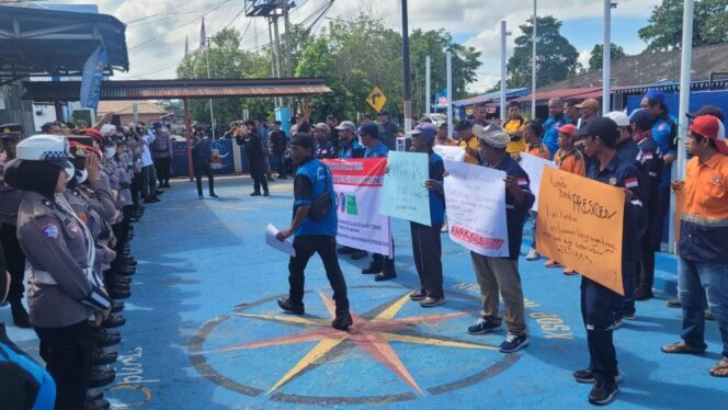 
					Para buruh Pelabuhan Internasional Tunon Taka, Nunukan, Kalimantan Utara, menggelar unjuk rasa damai di Kantor Syahbandar dan Otorita Pelabuhan (KSOP) Nunukan, Senin (8/12/2025).