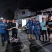 Petugas Damkar berhasil mengamankan ular sanca sepanjang 4 meter yang sempat melintang dan menakuti warga yang hendak melintas.