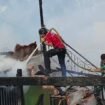Aksi damkar memadamkan kebakaran dua rumah di simpang 3 Desa Apas, Kecamatan Sebuku, Senin (29/12/2025). Dok.Disdamkar.