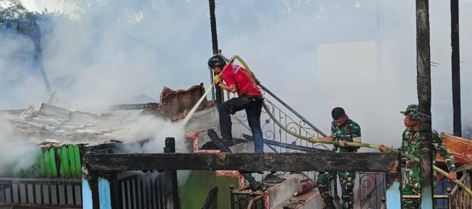 
					Aksi damkar memadamkan kebakaran dua rumah di simpang 3 Desa Apas, Kecamatan Sebuku, Senin (29/12/2025). Dok.Disdamkar.