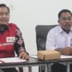 Ketua PMI Nunukan, Sadam Husein (kemeja putih) saat jumpa pers terkait penggalangan donasi untuk bencana banjir Sumatera, Kamis (18/12/2025).