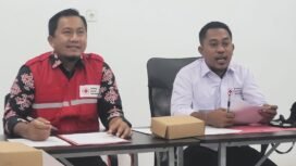 Ketua PMI Nunukan, Sadam Husein (kemeja putih) saat jumpa pers terkait penggalangan donasi untuk bencana banjir Sumatera, Kamis (18/12/2025).