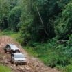 Pergeseran PLTD dari Long Bawan ke Long Layu. Mobil sempat terjebak lumpur, perjalanan memakan waktu 5 jam. Dok.Oktafianus.
