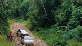 Pergeseran PLTD dari Long Bawan ke Long Layu. Mobil sempat terjebak lumpur, perjalanan memakan waktu 5 jam. Dok.Oktafianus.