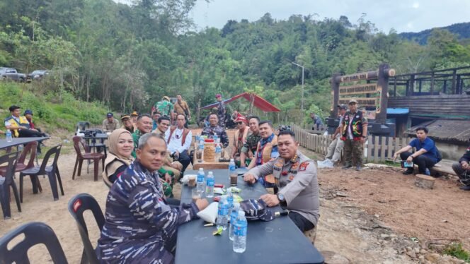 
					Momen kebersamaan dan penguatan sinergytas antara Bupati Nunukan, Irwan Sabri, Gubernur Kaltara, Zainal A Paliwang, tokoh masyarakat dan para petinggi TNI di dataran tinggi Krayan. Dok.Irwan Sabri.