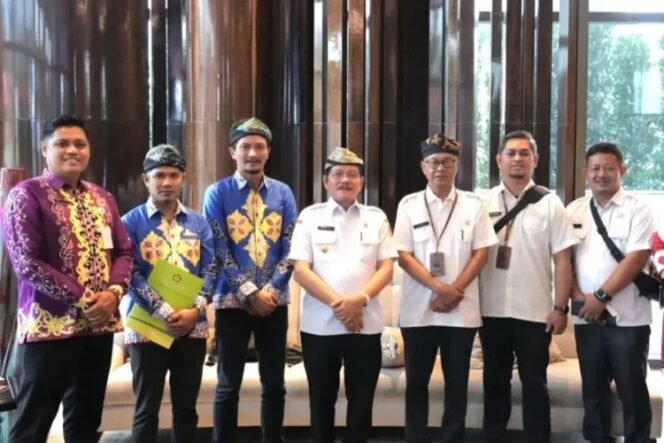 
					Wakil Gubernur Kaltara, Ingkong Ala, menandatangani Berita Acara Serah Terima (BAST) dan Naskah Hibah Barang Milik Negara (BMN), dari Kementerian ESDM, di Jakarta, Rabu (3/12/2025). Dok.ESDM Kaltara.