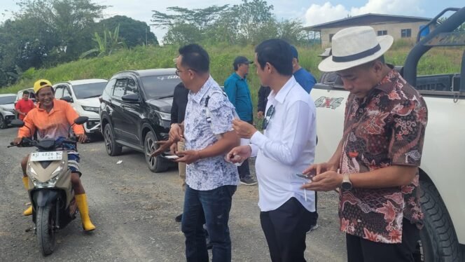 
					Bupati Nunukan, Irwan Sabri bersama pejabat teras Pemda Nunukan dan Anggota DPRD saat meninjau proyek rekonstruksi Jalan Ujang Bandung di Pulau Sebatik. 