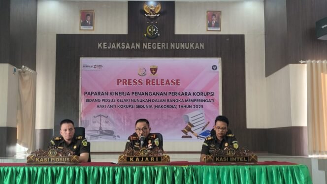 
					Jumpa Pers Kajari Nunukan dalam rangka menyambut HAKORDIA 2025. Kajari Nunukan, Burhanuddin, mengumumkan bahwa jaksa sedang membidik dugaan korupsi tunjangan perumahan DPRD Nunukan dan Jasa konsultan PLBN Labang. 