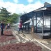 Sebuah rumah tinggal kawasan pesisir di Jalan Mulawarman, RT 04, Desa Bukit Aru Indah, Pulau Sebatik, Nunukan, Kalimantan Utara, ludes terbakar, Senin (8/12/2025). Dok.Disdamkar.