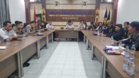 Keluarga korban kecelakaan speed boat Borneo Ekspress 2, kembali mendatangi Kantor Syahbandar dan Otorita Pelabuhan (KSOP) Nunukan, Kalimantan Utara, Senin (8/12/2025).