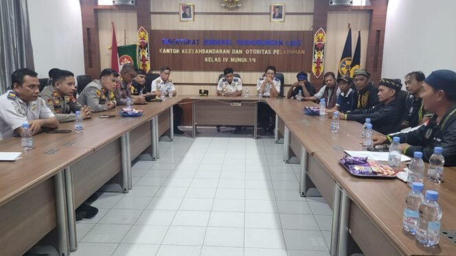 
					Keluarga korban kecelakaan speed boat Borneo Ekspress 2, kembali mendatangi Kantor Syahbandar dan Otorita Pelabuhan (KSOP) Nunukan, Kalimantan Utara, Senin (8/12/2025).