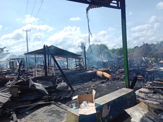 
					Puing bekas kebakaran 5 rumah warga di pedalaman Sebuku, Nunukan, Senin (15/12/2025). Dok.Disdamkar Nunukan.