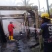 Petugas Damkar melakukan pendinginan sebuah rumah warga di Jalan SMPN 2, RT 02, Dusun Masago Desa Bukit Harapan, Peringkat Sembilan, Kecamatan Sebatik Tengah, Pulau Sebatik, Nunukan, Kalimantan Utara, ludes terbakar pada Ahad (14/12/2025). Dok.Disdamkar Nunukan.
