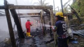 Petugas Damkar melakukan pendinginan sebuah rumah warga di Jalan SMPN 2, RT 02, Dusun Masago Desa Bukit Harapan, Peringkat Sembilan, Kecamatan Sebatik Tengah, Pulau Sebatik, Nunukan, Kalimantan Utara, ludes terbakar pada Ahad (14/12/2025). Dok.Disdamkar Nunukan.