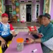 Ketua RT 14 Pantai Amal, Tarakan menuturkan manfaat BPBL bagi pembudidaya rumput laut kepada Kepala Dinas ESDM Kaltara, Yoshua Batara Payangan. Dok.Dinas ESDM.