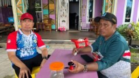 Ketua RT 14 Pantai Amal, Tarakan menuturkan manfaat BPBL bagi pembudidaya rumput laut kepada Kepala Dinas ESDM Kaltara, Yoshua Batara Payangan. Dok.Dinas ESDM.