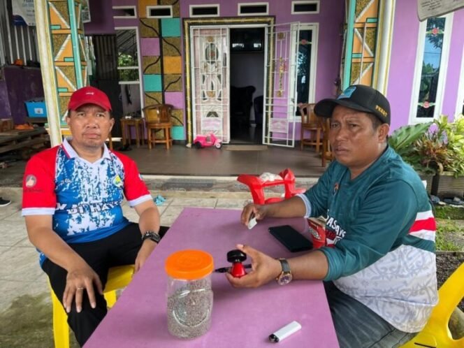 
					Ketua RT 14 Pantai Amal, Tarakan menuturkan manfaat BPBL bagi pembudidaya rumput laut kepada Kepala Dinas ESDM Kaltara, Yoshua Batara Payangan. Dok.Dinas ESDM.