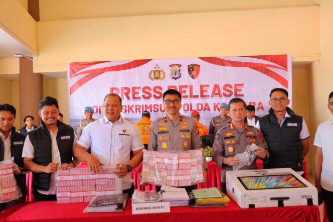 
					Jumpa pers pengumuman 6 nama tersangkan pelaku korupsi kredit fiktif di BPD Kaltimtara, dua diantaranya eks Kepala Cabang. Kasus ini mengakibatkan kerugian negara sebesar Rp 208 miliar. Dok.Polda Kaltara.