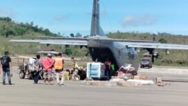Pesawat TNI AU mengangkut mesin PLTD 100 KWH untuk membackup mesin di Long Layu, Krayan Selatan. Dok.PLN Nunukan.