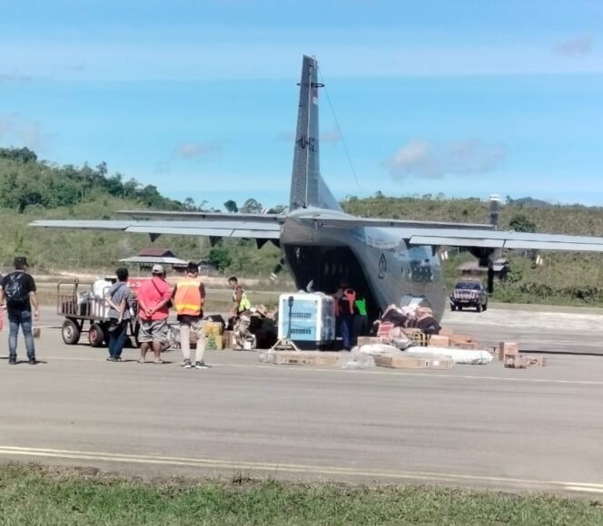 
					Pesawat TNI AU mengangkut mesin PLTD 100 KWH untuk membackup mesin di Long Layu, Krayan Selatan. Dok.PLN Nunukan.