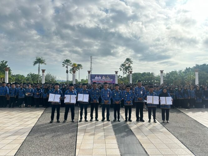 
					Bupati Nunukan, Kalimantan Utara, Irwan Sabri, melantik dan mengukuhkan 2.512 Pegawai Pemerintah dengan Perjanjian Kerja (PPPK) Paruh Waktu 2025, Senin (8/12/2025).