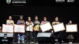 Pemerintah Provinsi (Pemprov) Kalimantan Utara (Kaltara), berkomitmen atas ketersediaan akses listrik bagi seluruh masyarakat di wilayah perbatasan dan tertinggal di Provinsi termuda di Indonesia ini. Hal tersebut, ditegaskan Gubernur Kaltara Dr. H. Zainal A. Paliwang, SH., M.Hum, dalam agenda Panggung Energi Untuk Negeri yang berlangsung meriah di Lapangan Agatis, Tanjung Selor, Minggu (7/12/2025). Dok. Dinas ESDM Kaltara.