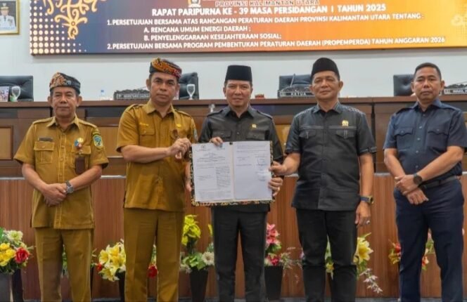 
					Dewan Perwakilan Rakyat Daerah (DPRD) Provinsi Kalimantan Utara (Kaltara) Mengesahkan dua Rancangan Peraturan Daerah (Ranperda) menjadi Peraturan Daerah (Perda) dalam sidang Paripurna DPRD Provinsi Kaltara, Selasa (16/12/2025). Dok.ESDM Kaltara.