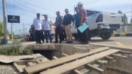 Bupati Nunukan, Irwan Sabri, bersama pejabat Pemda dan Anggota DPRD, saat meninjau titik drainase untuk penanganan banjir Sebatik. Sabtu (27/12/2025).