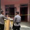 Petugas memasang police line di kediaman Undu (55), warga Pasar Baru, Nunukan Timur, yang ditemukan mati membusuk, Jumat (12/12/2025) siang.