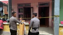 Petugas memasang police line di kediaman Undu (55), warga Pasar Baru, Nunukan Timur, yang ditemukan mati membusuk, Jumat (12/12/2025) siang.