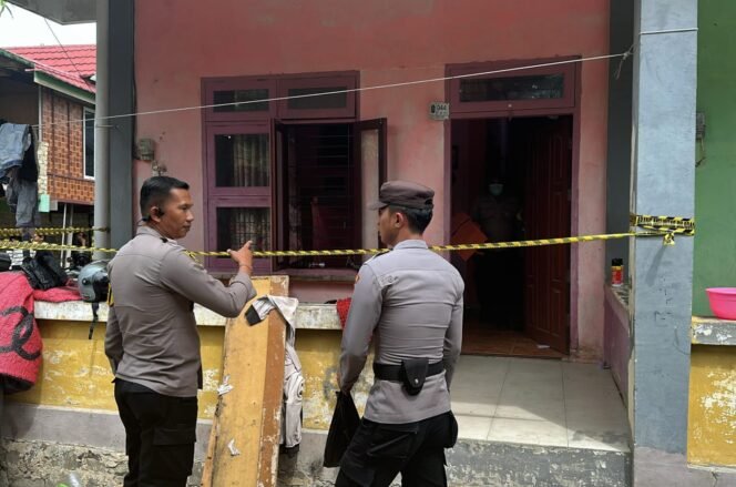 
					Petugas memasang police line di kediaman Undu (55), warga Pasar Baru, Nunukan Timur, yang ditemukan mati membusuk, Jumat (12/12/2025) siang.