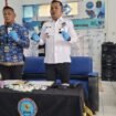 Kepala BNNK Nunukan, Anton Suriyadi Siagian (Kemeja putih) menunjukkan barang bukti narkoba yang diamankan dari AS (30) Warga Jalan Gajah Mada, Nunukan Tengah dalam jumpa pers, Senin (1/12/2025).