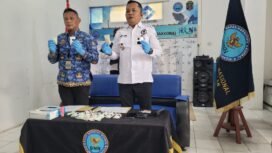 Kepala BNNK Nunukan, Anton Suriyadi Siagian (Kemeja putih) menunjukkan barang bukti narkoba yang diamankan dari AS (30) Warga Jalan Gajah Mada, Nunukan Tengah dalam jumpa pers, Senin (1/12/2025).