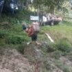 Warga pedalaman yang melansir Sembako dari sungai ke perkampungan. Dok.DKUKMPP Nunukan.