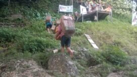 Warga pedalaman yang melansir Sembako dari sungai ke perkampungan. Dok.DKUKMPP Nunukan.
