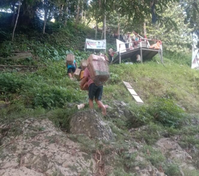 
					Warga pedalaman yang melansir Sembako dari sungai ke perkampungan. Dok.DKUKMPP Nunukan.
