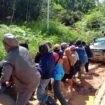 Puluhan warga perbatasan RI – Malaysia di dataran tinggi Krayan, Kabupaten Nunukan, Kalimantan Utara, bergotong royong menarik dan mengeluarkan mobil gardan ganda dari jebakan lumpur, menjadi pembahasan panjang di media social Kaltara, Senin (8/12/2025). Mobil memuat jenazah salah satu warga yang meninggal di Tarakan. Dok.Martinus Baru.