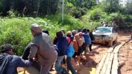 Puluhan warga perbatasan RI – Malaysia di dataran tinggi Krayan, Kabupaten Nunukan, Kalimantan Utara, bergotong royong menarik dan mengeluarkan mobil gardan ganda dari jebakan lumpur, menjadi pembahasan panjang di media social Kaltara, Senin (8/12/2025). Mobil memuat jenazah salah satu warga yang meninggal di Tarakan. Dok.Martinus Baru.