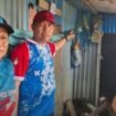 Kaadis ESDM Kaltara, Yosua Batara Payangan saat memantau pemasangan listrik gratis. Dok.ESDM Kaltara.
