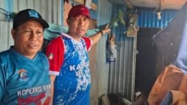 Kaadis ESDM Kaltara, Yosua Batara Payangan saat memantau pemasangan listrik gratis. Dok.ESDM Kaltara.