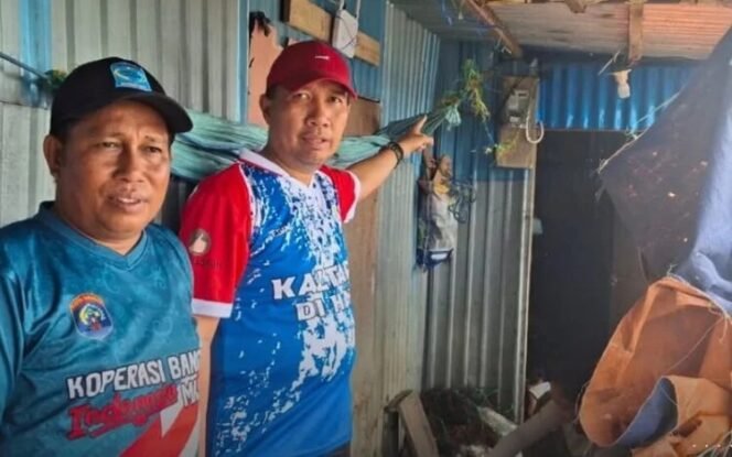 
					Kaadis ESDM Kaltara, Yosua Batara Payangan saat memantau pemasangan listrik gratis. Dok.ESDM Kaltara.