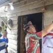 Gubernur Kaltara, Zainal Arifin Paliwang saat mencoba menyalakan listrik di salah satu wilayah 3T yang baru terpasangi jaringan PLN. Dok.ESDM Kaltara.