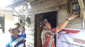 Gubernur Kaltara, Zainal Arifin Paliwang saat mencoba menyalakan listrik di salah satu wilayah 3T yang baru terpasangi jaringan PLN. Dok.ESDM Kaltara.