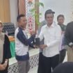 Bupati Nunukan, Irwan Sabri (kemeja putih), memberikan bantuan bibit kakao kepada perwakilan kelompok tani di Pulau Sebatik. Irwan Sabri ingin mengembalikan potensi kakao di Sebatik seperti dulu saat masyarakat belum beralih ke kelapa sawit.