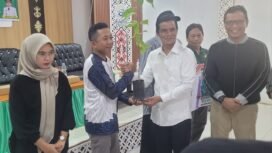 Bupati Nunukan, Irwan Sabri (kemeja putih), memberikan bantuan bibit kakao kepada perwakilan kelompok tani di Pulau Sebatik. Irwan Sabri ingin mengembalikan potensi kakao di Sebatik seperti dulu saat masyarakat belum beralih ke kelapa sawit.