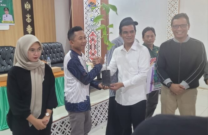 
					Bupati Nunukan, Irwan Sabri (kemeja putih), memberikan bantuan bibit kakao kepada perwakilan kelompok tani di Pulau Sebatik. Irwan Sabri ingin mengembalikan potensi kakao di Sebatik seperti dulu saat masyarakat belum beralih ke kelapa sawit.