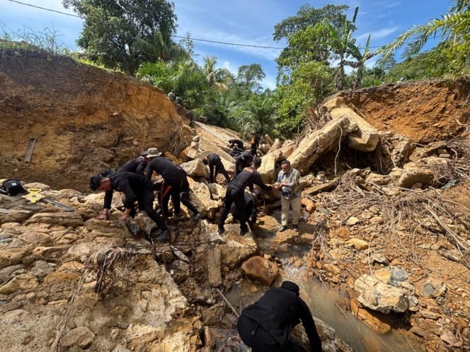 
					Satuan Brimob Kompi 2 Batalyon B Pelopor, Polda Kaltara, membangun kembali jembatan Kampung Loudres , Desa Sungai Limau RT. 14 Kecamatan Sebatik Tengah, Pulau Sebatik, Nunukan, Kalimantan Utara. Dok.Polda Kaltara.
