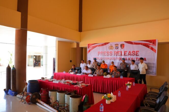 
					Jumpa pers kasus ilegal mining di Sekatak, Bulungan, Kaltara. Dok.Polda Kaltara.